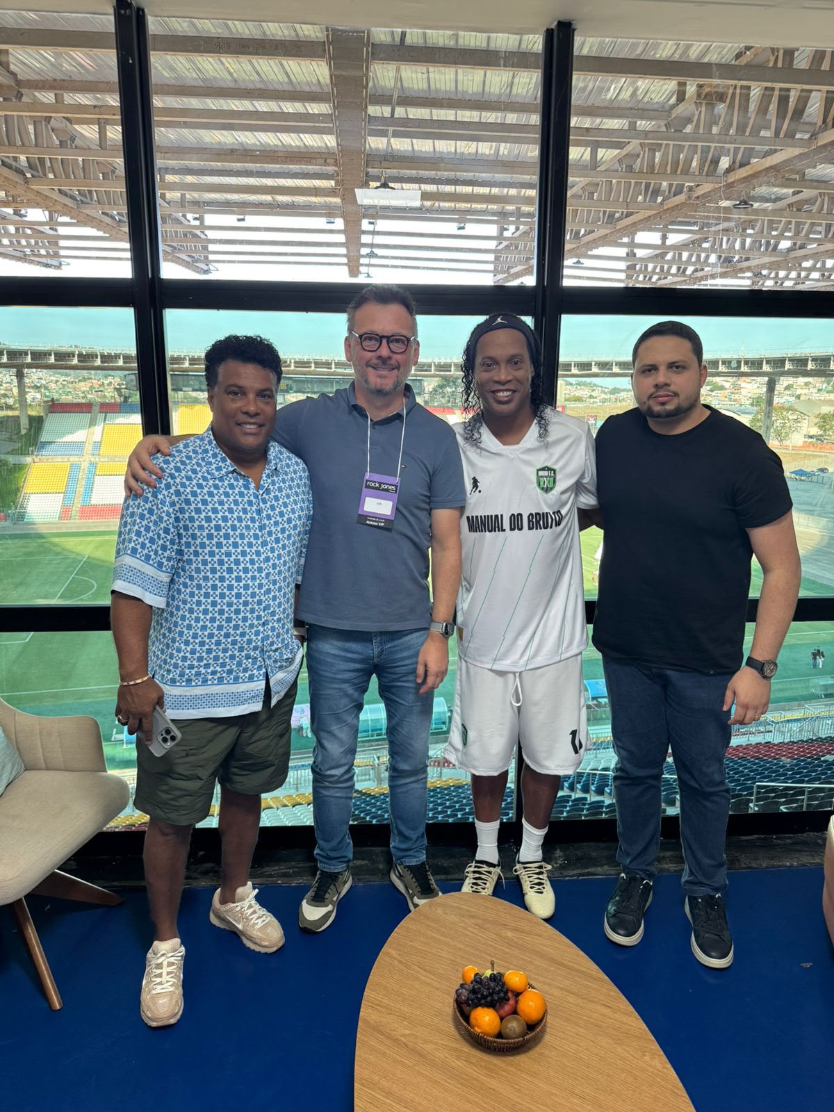 Sérgio Estevam Jr. ao lado de Ronaldinho Gaúcho e equipe