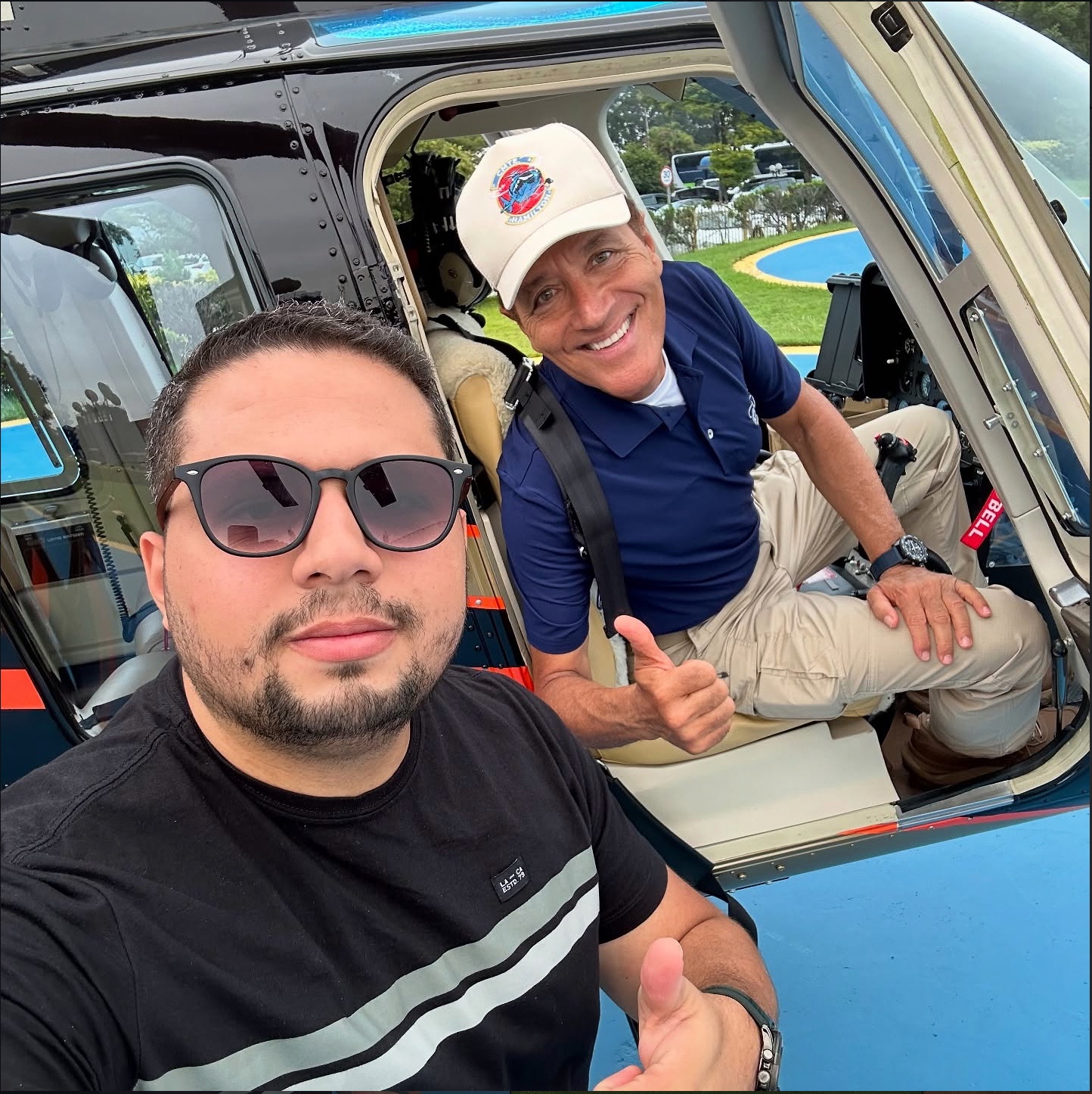 Sérgio Estevam Jr. ao lado de piloto em helicóptero antes de reunião
