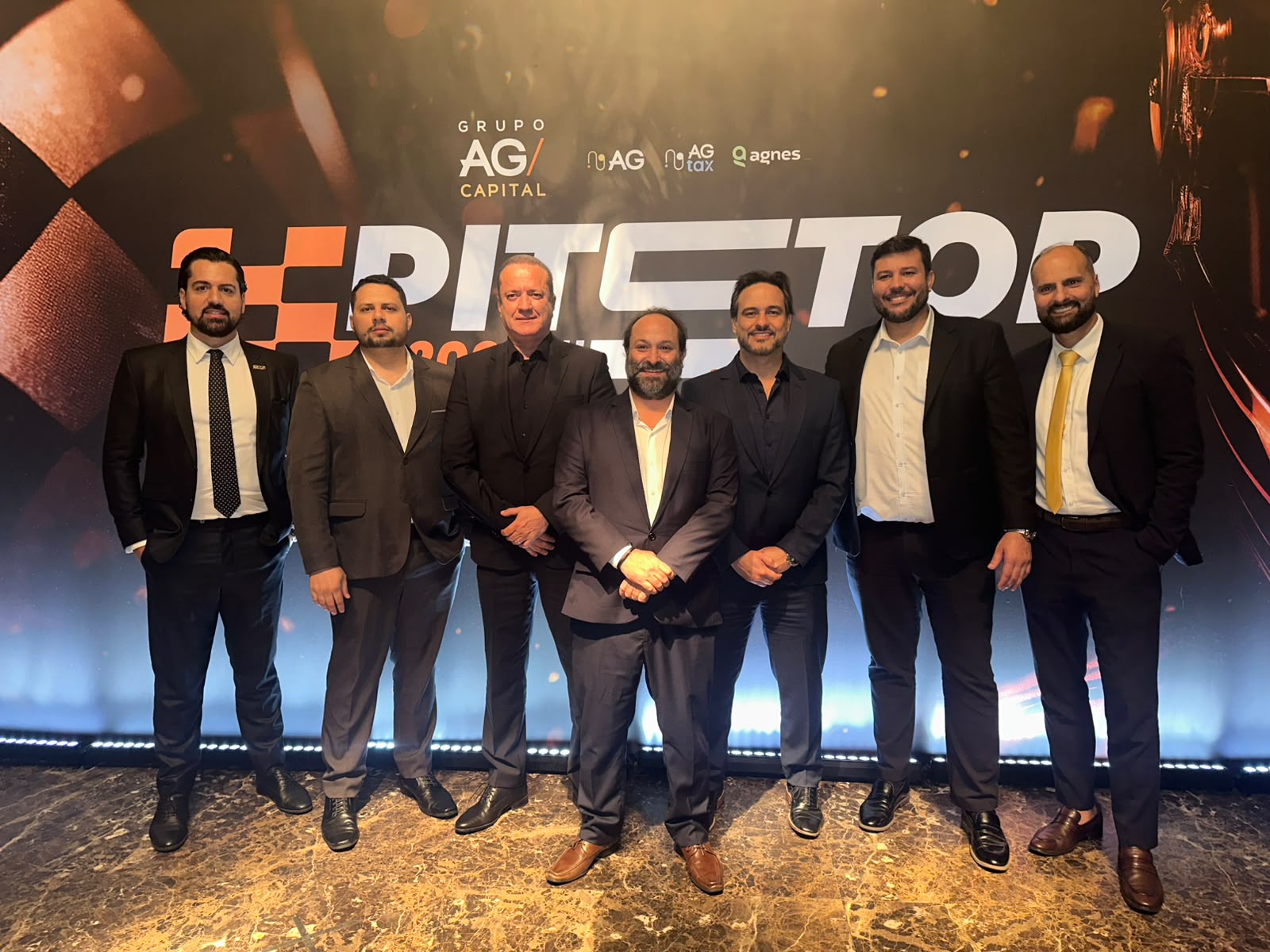 Sérgio Estevam Jr. em evento corporativo com executivos