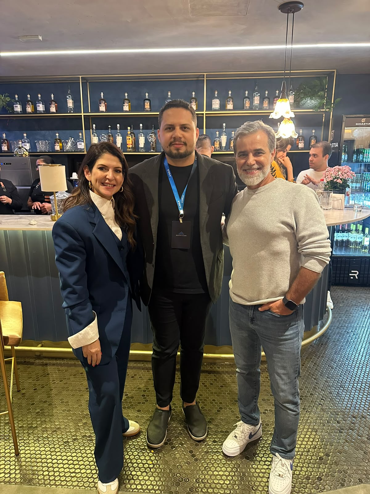 Sérgio Estevam Jr. com empresários em encontro de negócios