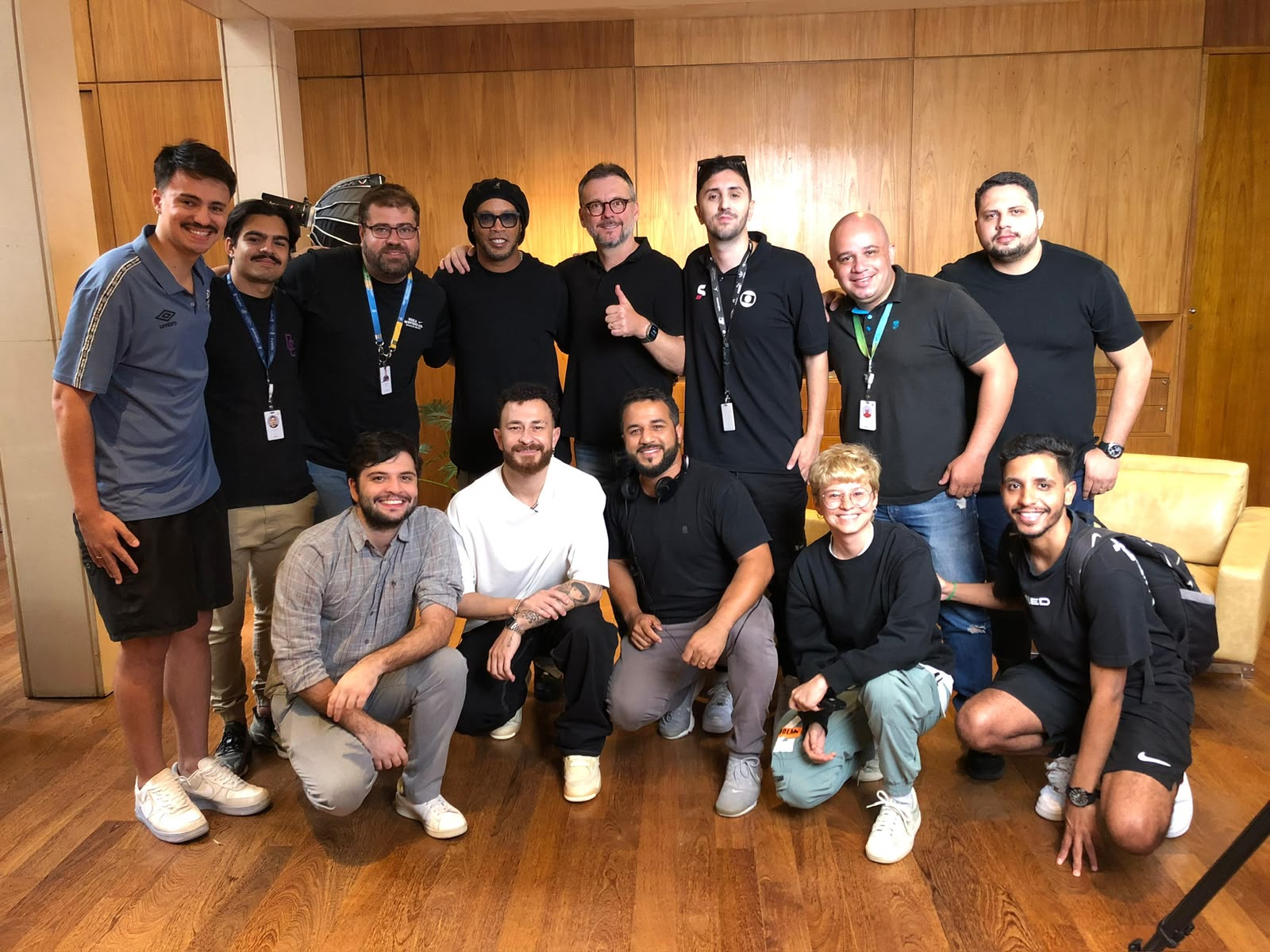 Sérgio Estevam Jr. em bastidores de projeto com Ronaldinho Gaúcho