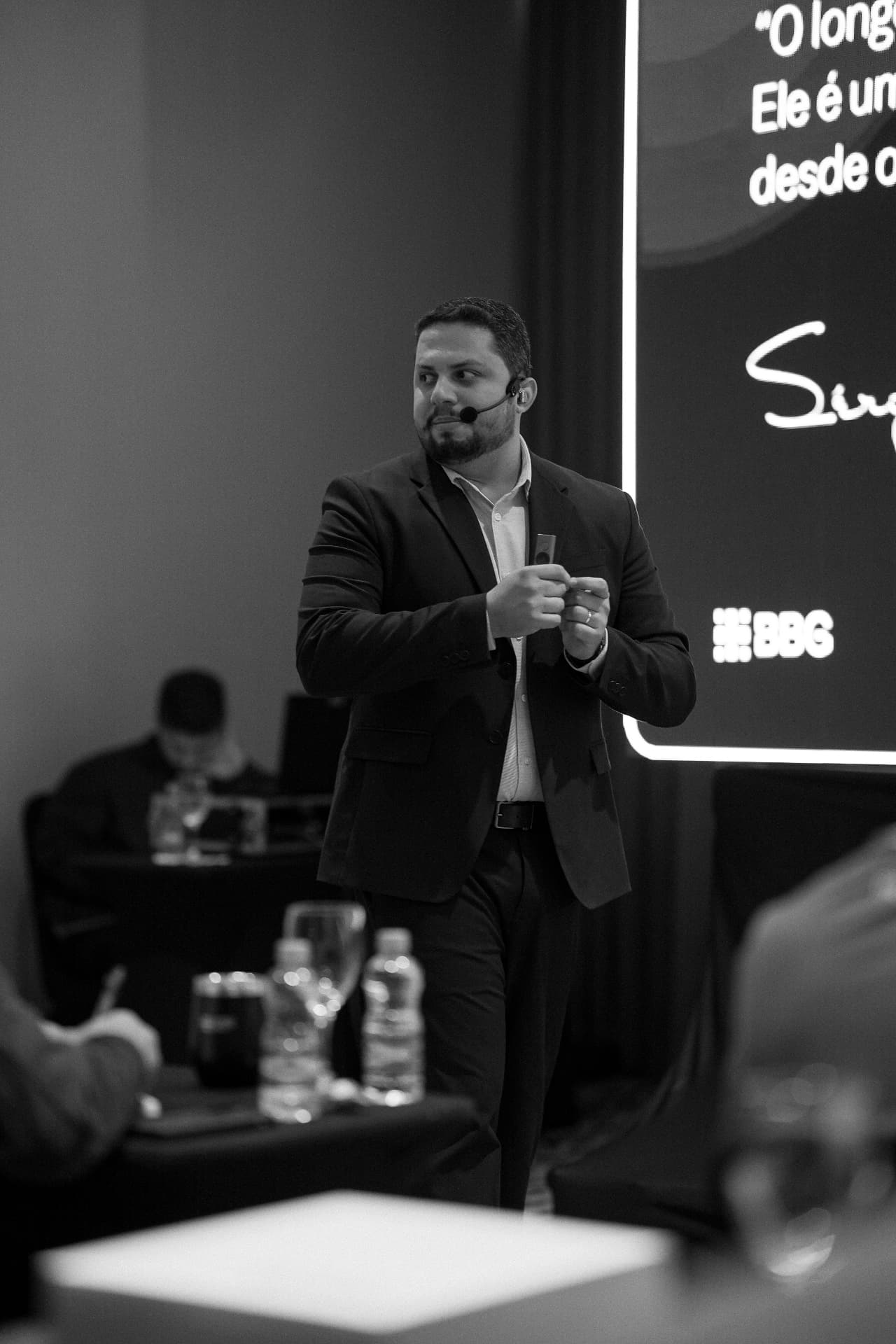 Sérgio Estevam Jr. conduzindo a formação no palco
