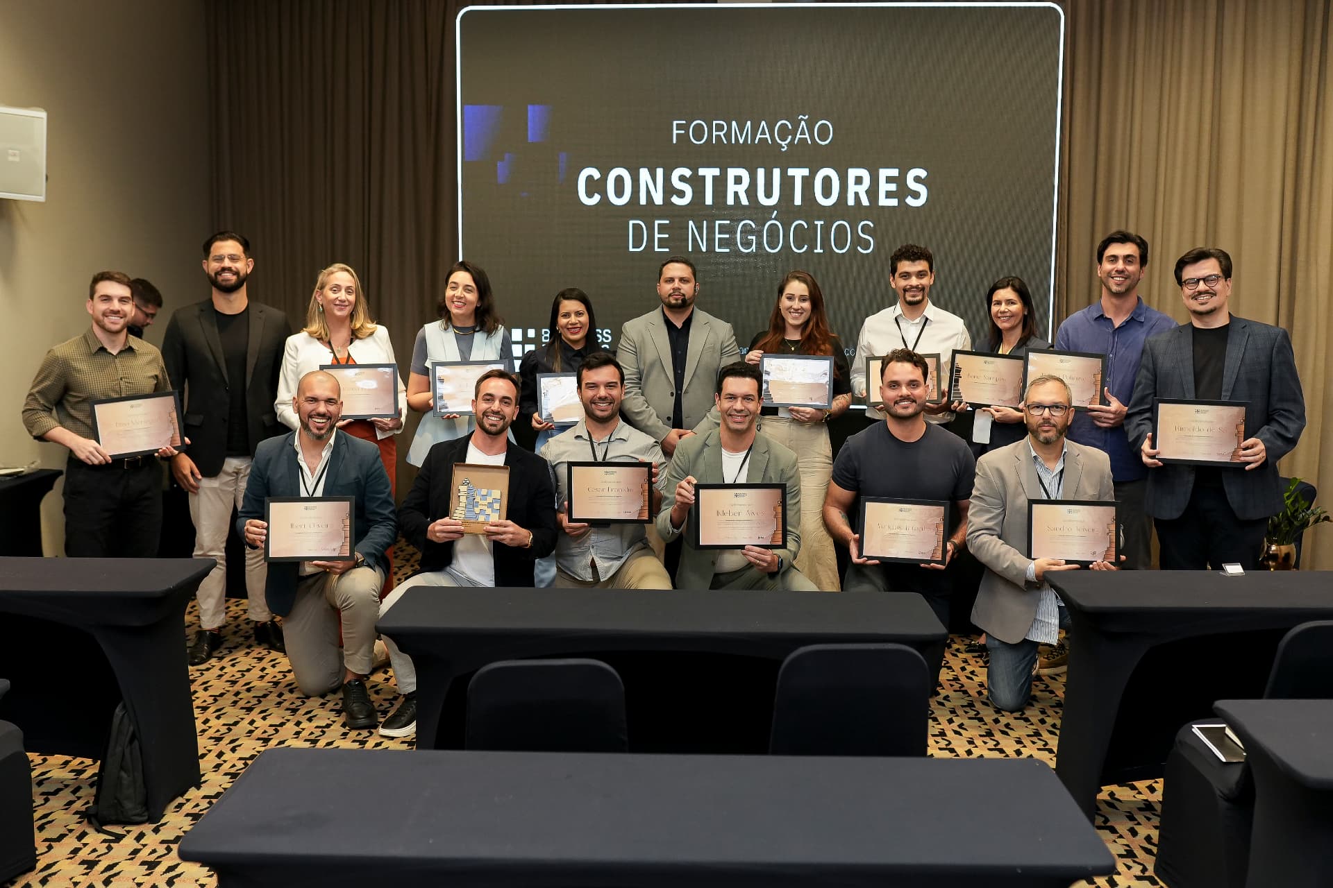 Turma da Formação de Construtores de Negócios com seus certificados
